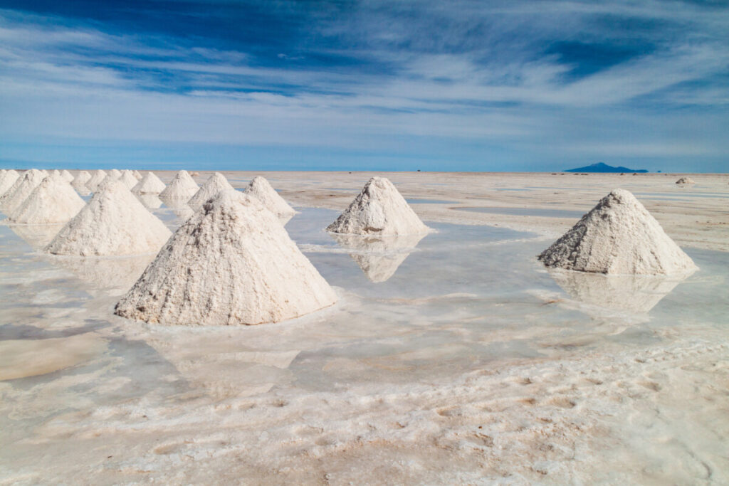 Colinas de sal - zona de extracción de sal en la mayor llanura salina del mundo Salar de Uyuni, Bolivia