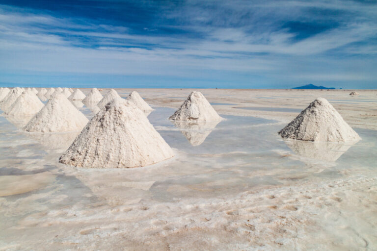 Colinas de sal - zona de extracción de sal en la mayor llanura salina del mundo Salar de Uyuni, Bolivia